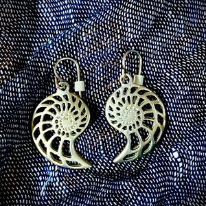 NWT Lovell Designs fine pewter nautilus earrings 0S